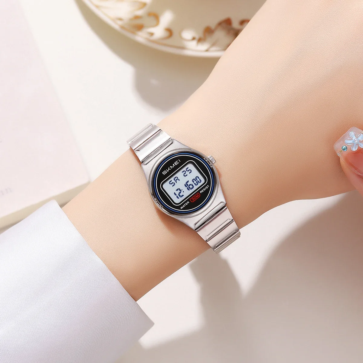 Skmei-女性用デジタルステンレス鋼時計、小型腕時計、ブラ - Women Accessories Display のレビューと価格